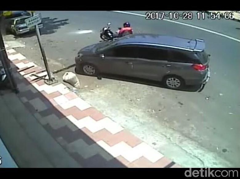 Terekam CCTV, Pelaku Pencurian Barang Berharga Diringkus Terekam CCTV, Pelaku Pencurian Barang Berharga Diringkus