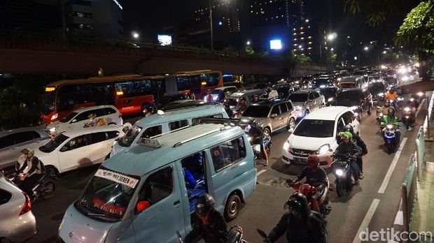 Kepadatan kendaraan terjadi di sekitar proyek underpass Matraman