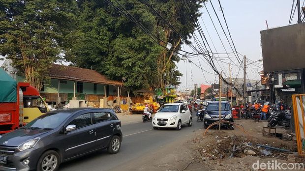 Kabel Semrawut Penuhi Jalan Soehat Malang, Milik Siapa?