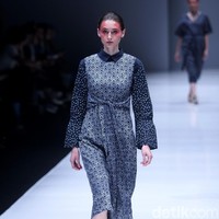 Koleksi busana POP.U by Populo batik mengangkat tema bertajuk Fashion Fusion di Jakarta Fashion Week 2018, Senayan City, Jakarta, Selasa (24/10/2017). Foto: Mohammad Abduh/Wolipop
