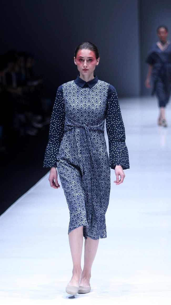 Koleksi busana POP.U by Populo batik mengangkat tema bertajuk Fashion Fusion di Jakarta Fashion Week 2018, Senayan City, Jakarta, Selasa (24/10/2017). Foto: Mohammad Abduh/Wolipop