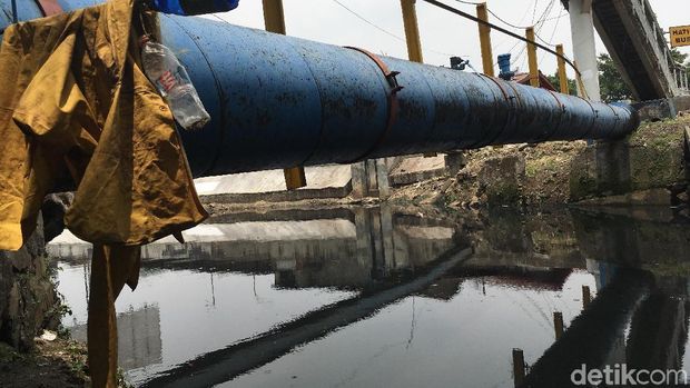 Dinas Lingkungan DKI Cek Kali Grogol yang Bersih Tapi Berwarna Hitam