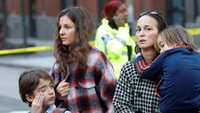 Wajah tegang terlihat pada warga yang berad di lokasi kejadian. Shannon Stapleton/Reuters.