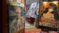 Nipponbashi Den Den Town merupakan kawasan wisata belanja yang isinya menjual aneka benda yang berhubungan dengan dunia game dan anime. Mulai dari komik, poster, game, hingga kostum-kostum buat cosplay (Wahyu/detikTravel)