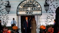 Perayaan ini juga turut dihadiri oleh Presiden AS Donald Trump dan sang istri, Melania Trump. Namun mereka tidak terlihat menggunakan kostum nyentrik (Carlos Barria/Reuters)
