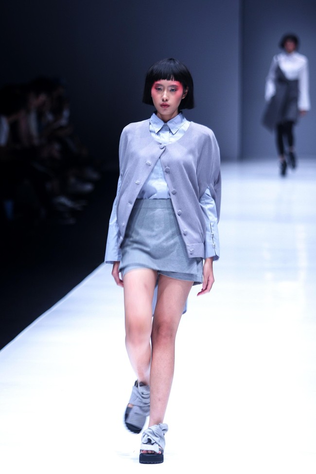 Koleksi terbaru dari Hunting Fields dengan sentuhan alam dan di hadirkan kedalam sentuhan pleats dan cutting di Jakarta Fashion Week 2018, Senayan City, Jakarta, Selasa (24/10/2017). Foto: Mohammad Abduh/Wolipop.