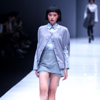 Koleksi terbaru dari Hunting Fields dengan sentuhan alam dan di hadirkan kedalam sentuhan pleats dan cutting di Jakarta Fashion Week 2018, Senayan City, Jakarta, Selasa (24/10/2017). Foto: Mohammad Abduh/Wolipop.