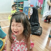 Kostum Momo sangat bagus. Teman-temannya ketakutan karena tidak mengenalinya. Teman-temannya menangis. Tapi sepulang sekolah, bagian terbaiknya adalah dia mendapat banyak permen saat sedang pergi berbelanja. Momo bahkan mengatakan ia tak sabar dengan Halloween tahun depan, kata Elmo Chen sang ibu kepada BuzzFeed tahun lalu. Foto: Dok. Facebook