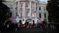 Gedung Putih di AS, 31 Oktober kemarin dibuat berhantu dalam rangka merayakan Halloween. Dekorasinya pun unik dan menarik! (Carlos Barria/Reuters)