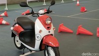 Beberapa waktu lalu Yamaha juga membawa motor listrik e-Vino ke Indonesia. Yamaha membawa motor listrik itu untuk dilakukan studi juga. Foto: Ruly Kurniawan