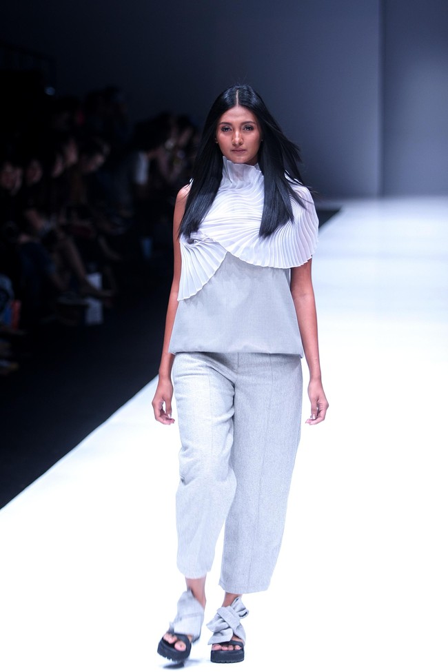 Koleksi terbaru dari Hunting Fields dengan sentuhan alam dan di hadirkan kedalam sentuhan pleats dan cutting di Jakarta Fashion Week 2018, Senayan City, Jakarta, Selasa (24/10/2017). Foto: Mohammad Abduh/Wolipop