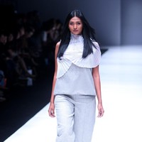 Koleksi terbaru dari Hunting Fields dengan sentuhan alam dan di hadirkan kedalam sentuhan pleats dan cutting di Jakarta Fashion Week 2018, Senayan City, Jakarta, Selasa (24/10/2017). Foto: Mohammad Abduh/Wolipop