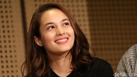 Senyum di wajahnya memancing pertanyaan, apakah ia bahagia bisa terlibat dalam sebuah pertunjukan teater atau sedang kasmaran dengan pria bernama Daffa. Foto: Palevi S/detikHOT