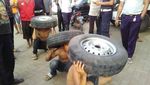 Foto: Tepergok Mencuri, 3 Pria Dihukum Jalan Jongkok dan Angkat Ban