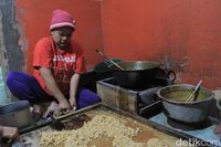  Satu bungkus borondong dengan berbagai ukuran dijual Rp 5 ribu, 10 ribu sampai 25 ribu ada juga yang dijual dalam bentuk kiloan.