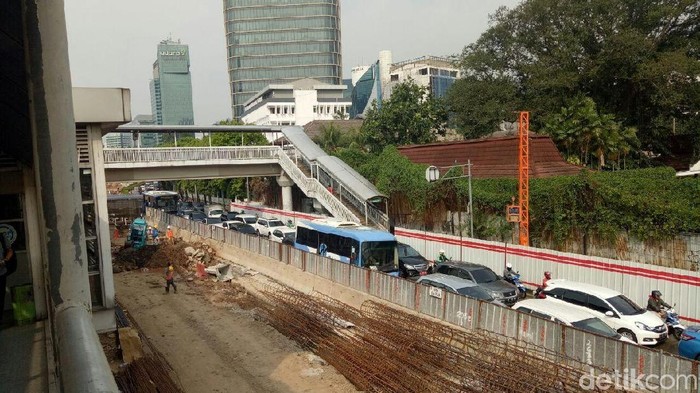 Macet Pagi-Sore di Proyek Mampang yang Disebut Tak Punya Amdal Lalin