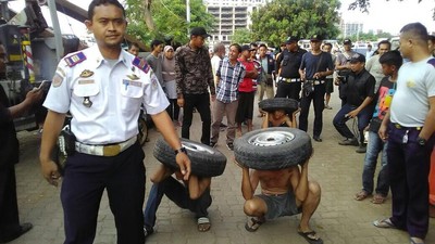 Foto: Tepergok Mencuri, 3 Pria Dihukum Jalan Jongkok dan Angkat Ban