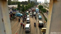 Saat melintas, trotoar bagi pejalan kaki di ruas Cawang-Kuningan atau tepatnya dari Kantor BP2TKI hanya memiliki lebar sekitar 50 cm. Selain sempit banyak berlubang di jalan yang membahayakan bagi pengguna jalan.
