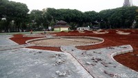 Para pekerja merevitalisasi Lapangan Banteng.