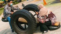Berbagai fasilitas di taman ini terbuat dari ban bekas.