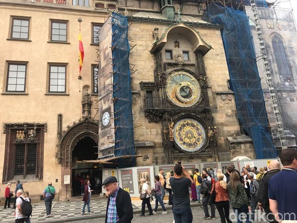 Saat itu, ternyata Astronomical Clock sedang dalam renovasi. Namun tetap saja, dipadati turis untuk berfoto-foto. Jam ini tidak hanya menunjukan waktu, tapi juga perhitungan matahari, bulan dan bahkan zodiak (Iin Yumiyanti/detikTravel) Saat itu, ternyata Astronomical Clock sedang dalam renovasi. Namun tetap saja, dipadati turis untuk berfoto-foto. Jam ini tidak hanya menunjukan waktu, tapi juga perhitungan matahari, bulan dan bahkan zodiak (Iin Yumiyanti/detikTravel)