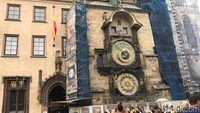 Saat itu, ternyata Astronomical Clock sedang dalam renovasi. Namun tetap saja, dipadati turis untuk berfoto-foto. Jam ini tidak hanya menunjukan waktu, tapi juga perhitungan matahari, bulan dan bahkan zodiak (Iin Yumiyanti/detikTravel)