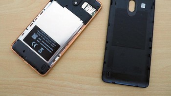 Yang unik, bagian casing belakang dapat dilepas yang sudah jarang ada di smartphone masa kini. Foto: Android Central
