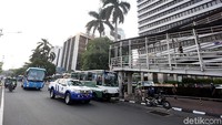 Bus premium TransJabodetabek melintas di Jalan Asia-Afrika, Senayan, Jakarta.