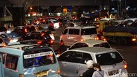 Arus lalu lintas dari arah Matraman menuju Cikini terpantau ramai lancar. Kemudian untuk dari arah Salemba menuju Pramuka dialihkan melalui flyover Salemba.
