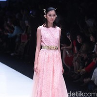 koleksi Barli Asmara yang menampilkan keindahan batik Jambi dengan mengusung tema Jambi Kain Negriku di Jakarta Fashion Week 2018, Senayan City, Jakarta. Senin (23/10/2017). foto: Mohammad Abduh/Wolipop