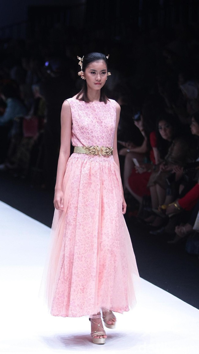 koleksi Barli Asmara yang menampilkan keindahan batik Jambi dengan mengusung tema Jambi Kain Negriku di Jakarta Fashion Week 2018, Senayan City, Jakarta. Senin (23/10/2017). foto: Mohammad Abduh/Wolipop