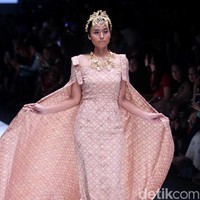 koleksi Barli Asmara yang menampilkan keindahan batik Jambi dengan mengusung tema Jambi Kain Negriku di Jakarta Fashion Week 2018, Senayan City, Jakarta. Senin (23/10/2017). foto: Mohammad Abduh/Wolipop