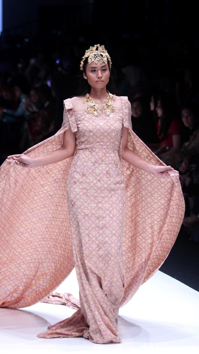 koleksi Barli Asmara yang menampilkan keindahan batik Jambi dengan mengusung tema Jambi Kain Negriku di Jakarta Fashion Week 2018, Senayan City, Jakarta. Senin (23/10/2017). foto: Mohammad Abduh/Wolipop