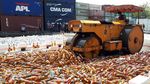 Bea Cukai Tanjung Perak Musnahkan 15.360 Botol Miras