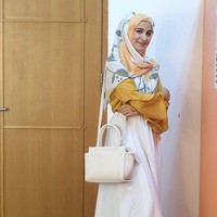 Perpaduan blouse berpotongan lengan terompet dan rok panjang putih cukup berani ditampilkan Shireen Sungkar ketika hamil anak ketiga. Rok panjang memang nyaman digunakan selama hamil. Ketika memakai setelan busana polos maka padukan dengan jilbab bermotif agar lebih atraktif. Foto: Dok. Instagram