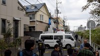 Polisi awalnya menemukan dua kepala manusia yang disimpan di dalam kotak pendingin yang ada di pintu depan apartemen pada Senin (30/10) waktu setempat. Temuan kepala manusia itu membawa polisi pada temuan mengerikan lainnya. Sejumlah kotak pendingin berukuran besar ditemukan polisi di dalam apartemen Shiraishi. Di dalam kotak-kotak pendingin itu ditemukan beberapa potongan tubuh manusia. (Foto: AFP PHOTO / JIJI PRESS / STR / Japan)