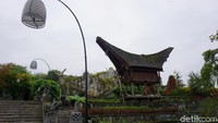 Saat memasuki area taman, pengunjung langsung disambut berbagai keindahan bangunan khas Indonesia, mulai dari pura, candi hingga rumah khas Toraja. (Eny/detikTravel