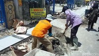 Trotoar yang diperbaiki ini lebih tinggi ketimbang akses jalan masuk untuk penghuni baik rumah tinggal ataupun toko yang ada disepanjang jalan tersebut. Foto: Syahdan Alamsyah