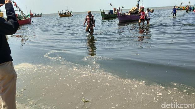 Air laut di Pantai Wates Rembang hitam dan bau busuk. 