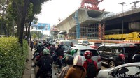 Lalu lintas di sekitar proyek Pancoran ini kerap ada kemacetan dari berbagai arah.
