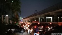 Hampir setiap hari perempatan lampu lalu lintas (lalin) Pancoran menuju Pasar Minggu-Tebet atau Kuningan-Cawang atau arah sebaliknya selalu padat. Kondisi jalan yang menyempit membuat antrean panjang kendaraan dari Cawang hingga menuju lampu lalin di Pancoran.