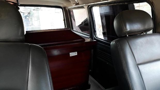 Sebuah peti mati ada di dalam ambulans