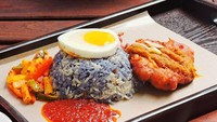 Anda kehilangan nafsu makan? Coba saja nasi lemak berwarna biru ini. Warna biru pada nasinya terbuat dari pewarna alami dari kelopak bunga telang. Berasnya sudah dimasak dalam santan lezat. Foto: Istimewa