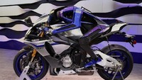 Motobot menunggangi motor Yamaha R1M yang tidak mengalami banyak modifikasi. (Yamaha-motor.com)
