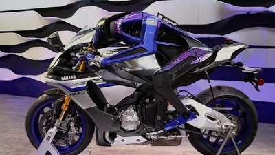 Man vs Machine: Saat Rossi Ditantang Robot Adu Kebut di Lintasan