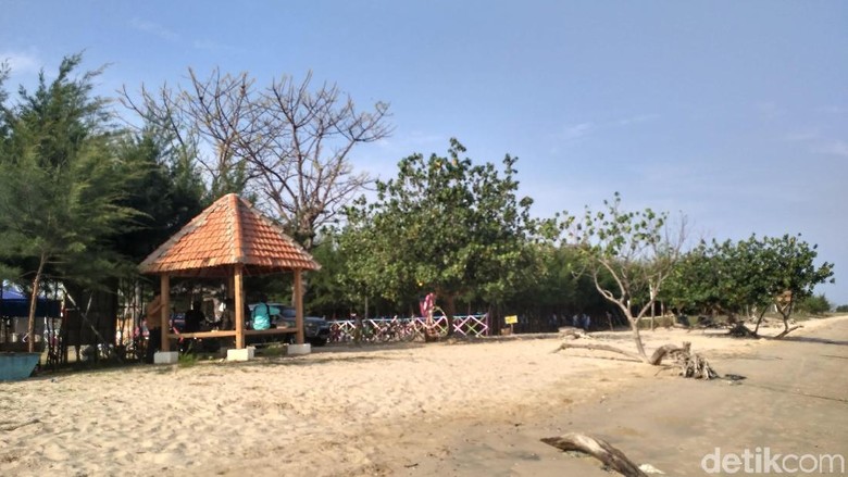 Pantai Pasir Putih Cantik Yang Kini Air Lautnya Hitam Dan