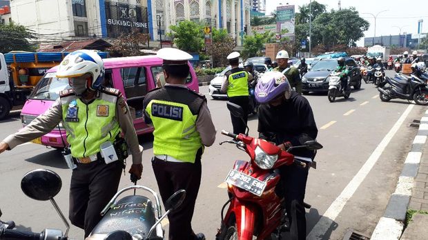 238 Pengendara motor dan mobil ditilang.