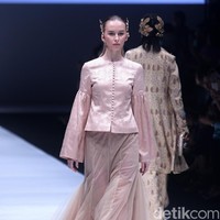 koleksi Barli Asmara yang menampilkan keindahan batik Jambi dengan mengusung tema Jambi Kain Negriku di Jakarta Fashion Week 2018, Senayan City, Jakarta. Senin (23/10/2017). foto: Mohammad Abduh/Wolipop