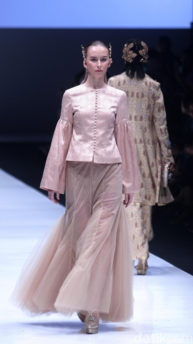 koleksi Barli Asmara yang menampilkan keindahan batik Jambi dengan mengusung tema Jambi Kain Negriku di Jakarta Fashion Week 2018, Senayan City, Jakarta. Senin (23/10/2017). foto: Mohammad Abduh/Wolipop