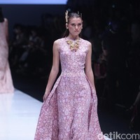 koleksi Barli Asmara yang menampilkan keindahan batik Jambi dengan mengusung tema Jambi Kain Negriku di Jakarta Fashion Week 2018, Senayan City, Jakarta. Senin (23/10/2017). foto: Mohammad Abduh/Wolipop
